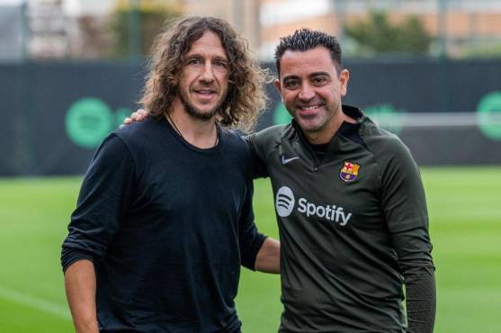 Carles Puyol junto a Xavi Hernández, ambos fueron capitanes en el Barcelona.