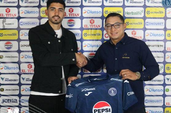 Emilio Izaguirre, director deportivo de Motagua, junto al nuevo fichaje Sebastián Cardozo.