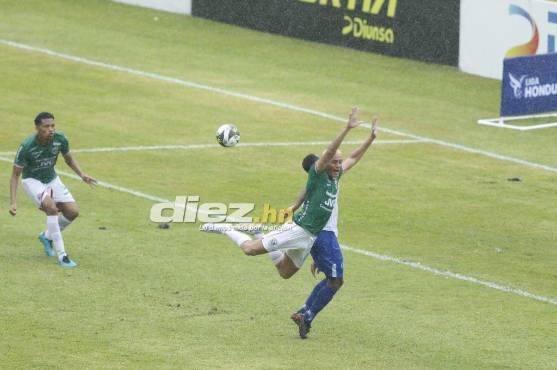 Polémico penal a favor del Marathón que terminó dándole el empate ante la Jaiba. Foto: Neptalí Romero.