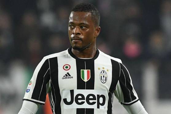 Patrice Latyr Evra es un exfutbolista senegalés nacionalizado francés que jugaba de defensa. Tiene 40 años actualmente.