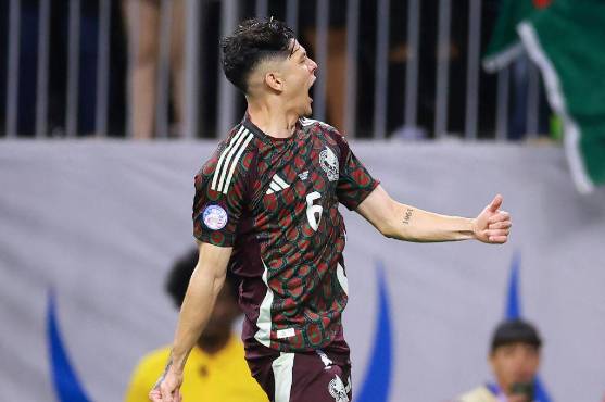 Gerardo Arteaga sacó un espectacular remate de zurda para abrir el marcador a favor de México. Foto: AFP