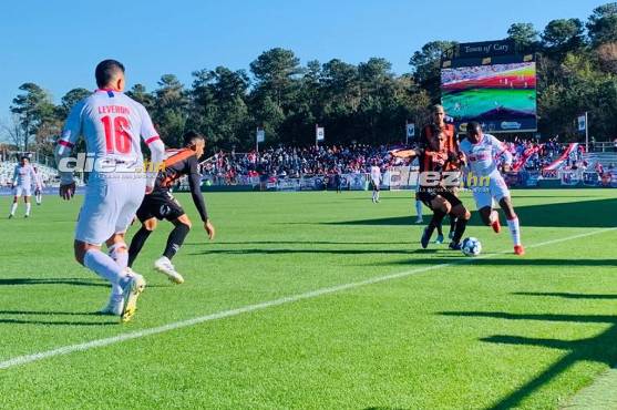 Estadio Wake-Med Soccer Field de la ciudad de Cary tuvo una buena afluencia de aficionados.