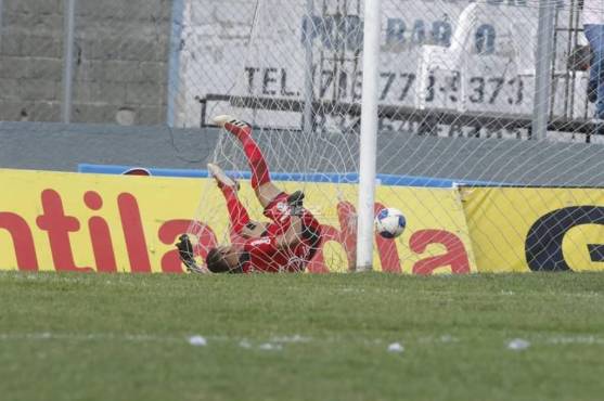 Denovan Torres no pudo evitar el autogol de Lucas Campana en El Progreso.