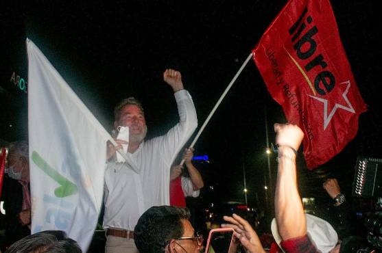 Contreras celebrando el triunfo en una caravana en San Pedro Sula.