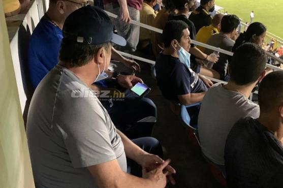 El “Bolillo” miraba desde el celular del “Panzer” el juego entre cocoteros y águilas.