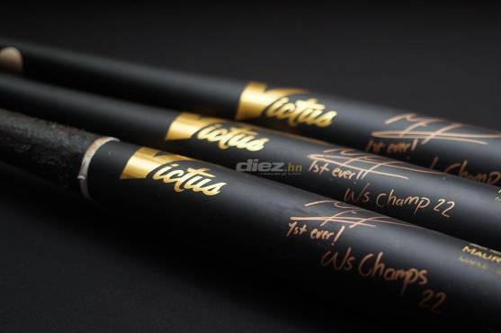 El pelotero sampedrano puso a disposición los bates de conmemorativos del campeonato mundial 2022 en la MLB.