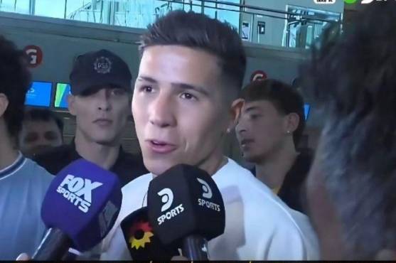 Enzo Fernández, a su llegada al aeropuerto de Ezeiza (Argentina), fue cuestionado por un presunto interés del Madrid.