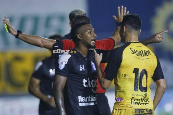 Jhow Benavídez y Víctor Arauz se discutieron y fueron amonestados.