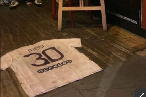 ¡Tremenda Polémica! Un bar francés usa la camiseta de Messi para que los clientes se limpien los pies