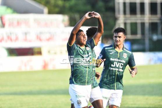 Así celebró Samuel Elvir el empate 1-1 de Marathón ante Motagua. Foto: Héctor Edú