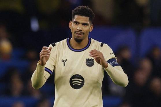 El uruguayo Araujo, baja en el último entrenamiento del Barça antes de recibir al Alavés