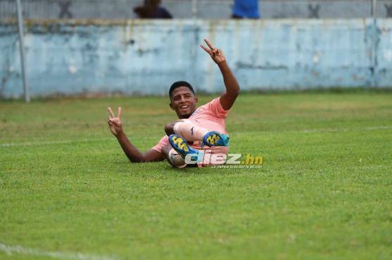 Jorge Serrano se lució con dos asistencia y un golazo de globito. FOTO: Esaú Ocampo.