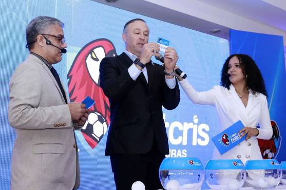 Reiner Germer, director de prensa de la Liga Betcris, Edgardo Simovic, ex goleador uruguayo y Emma Ramos, periodista de DIEZ, realizaron el sorteo. Foto: Neptalí Romero