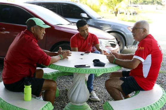 Antes de hablar con DIEZ, Manolo Keosseián estaba en una charla con Maní Suazo y Mario Berríos.