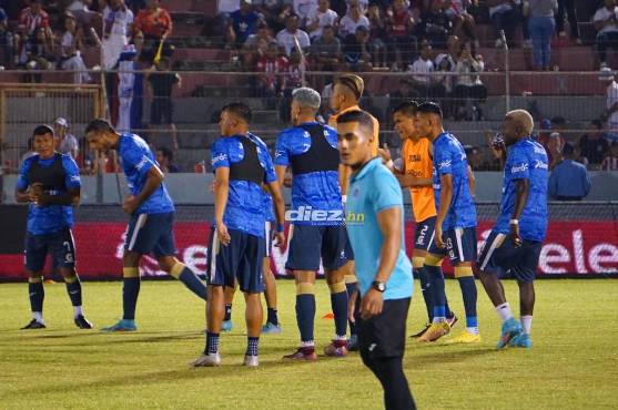 Los jugadores del Motagua realizando el calentamiento en el estadio Ceibeño.