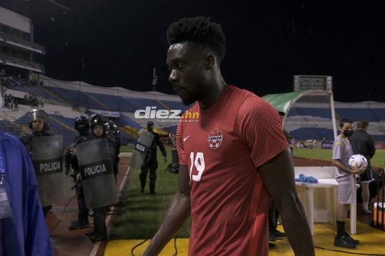 Alphonso Davies se va a los vestuarios cabizbajo. Pierde Canadá. FOTO: Mauricio Ayala.