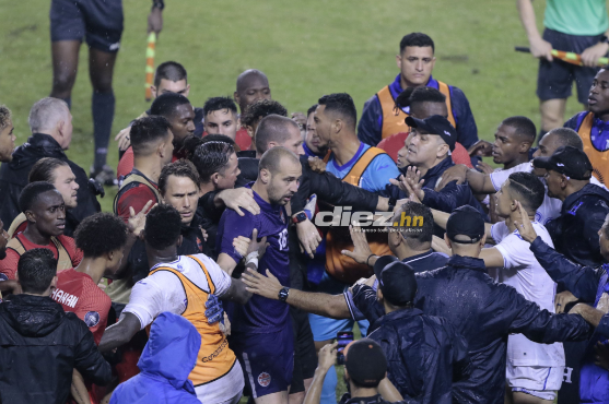 Zafarrancho, invasión de cancha y gritos homofóbicos en el duelo Honduras-Canadá disputado en el estadio Olímpico