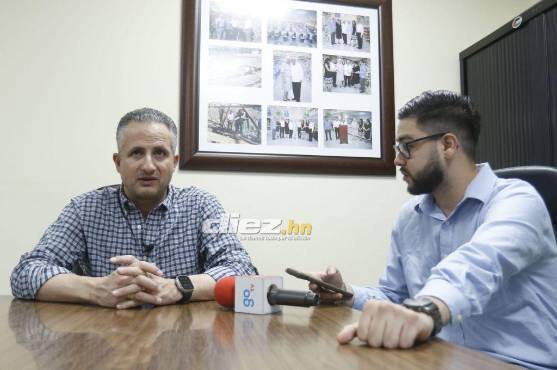 Elías Burbara junto a Mario Jafeth Moreno, periodista de Diario Diez. Foto: Neptalí Romero.