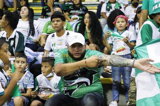 Aficionado del Platense llorando por el descenso del club escualo.