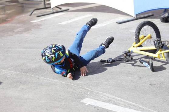 La jornada no estuvo exenta de algunas caídas por parte de los pequeños, por lo que se les exigió portar sus implementos de seguridad.