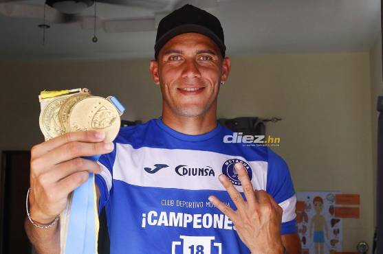 Ángel Tejeda con las tres medallas de campeón que guarda con mucho amor en su casa.