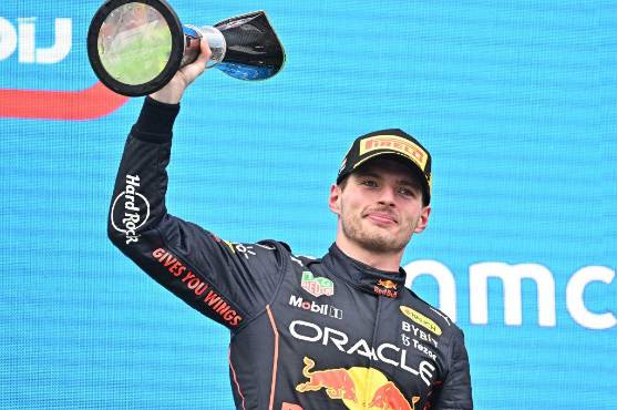 Max Verstappen con su trofeo de campeón mundial de la temporada 2021.