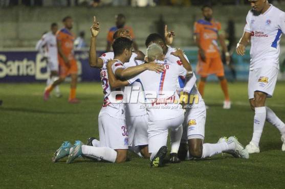 Así celebró Carlos Pineda su gol ante Lobos. Foto DIEZ: Alex Pérez