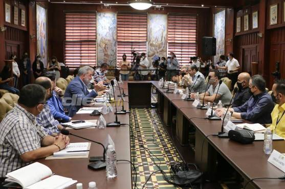 Autoridades de la Municipalidad conversando con los principales dirigentes de Real España y Marathón.