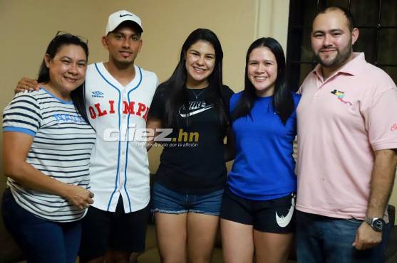 Edwin Rodríguez con su segunda familia. Habla muy bien de su suegra doña Edith y su bella novia, Vanessa Hernández. Mauricio Ayala.