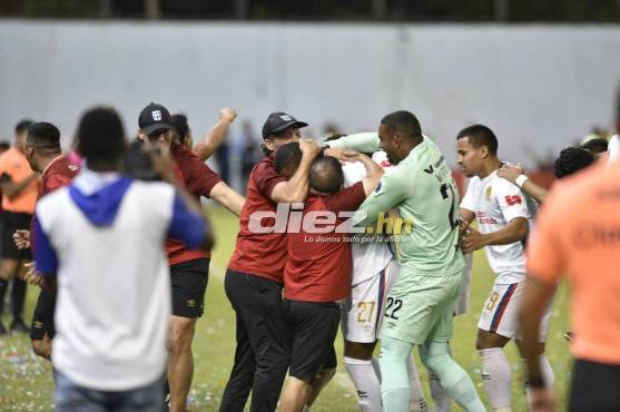 Así celebró Pedro Troglio la paliza del Olimpia a Motagua en el clásico.
