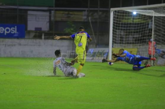 ¡Fútbol “Champagne”! Victoria, luego del diluvio, hundió más al Platense en el descenso y no suelta el liderato del Clausura