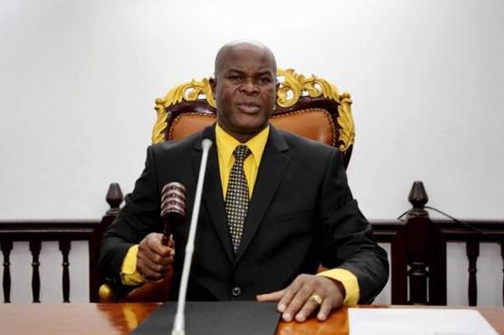 Ronnie Brunswijk, hijo de agricultores pobres, había dejado la aldea de Moengotapoe en el este de Surinam para buscar una vida mejor. Este es el vicepresidente del diminuto país de América del Sur y presidente del Inter MT.