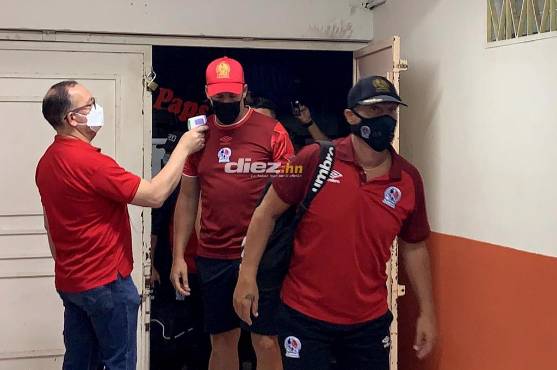 Pedro Troglio y la delegación del Olimpia haciendo su ingreso al estadio.