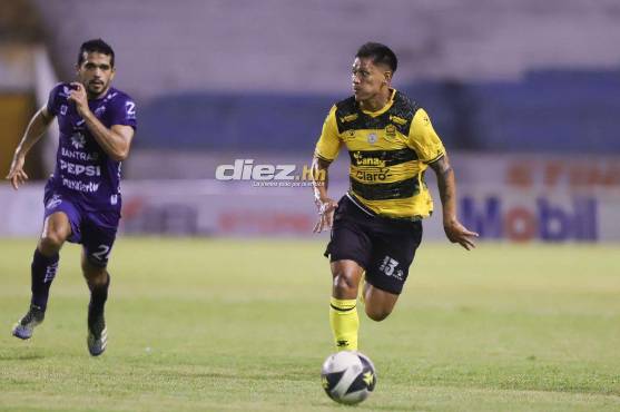 El técnico Jeaustin Campos sigue conociendo a sus jugadores. Foto: Mauricio Ayala