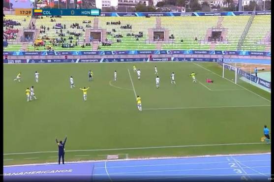 Juergen García pudo hacer mucho en el tanto que tienen ganando a Colombia. Al arquero se fue por debajo de las manos.