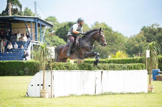 Santiago Ramos practicando junto a su caballo para los próximos juegos Centroamericanos.