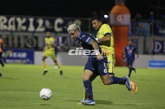 Auzmendi tuvo sus ocasiones para marcar, pero no estuvo preciso. Foto Diez: Andro Rodríguez