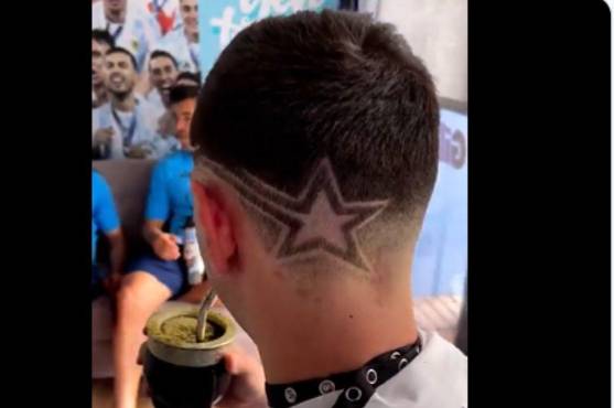 Dibu Martínez se cambió el look para el partido de la selección argentina y dejó sorprendidos a sus compañeros