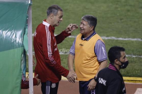 Tras el encuentro, ambos entrenadores se saludaron y dejaron esta postal.