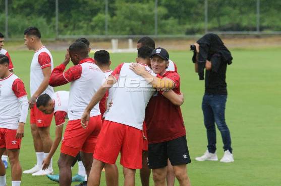 Juan Pablo Montes es recibido entre bromas en su primer entrenamiento con el Olimpia de Pedro Troglio
