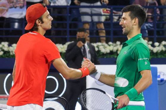 Lorenzo Musseti junto al Djokovic.