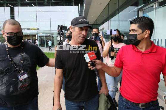 Pedro Troglio hablando con el periodista de Diario Diez, Carlos Castellanos. Foto: Marvin Salgado.
