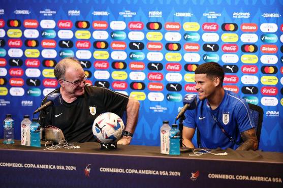 Marcelo Bielsa y Maxi Araújo, entre risas en plena conferencia de prensa. Foto: AFP.