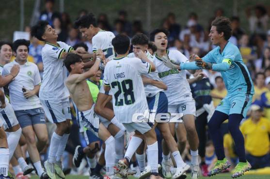 Épico festejo de la Escuela Santa María del Valle al quedar campeones Foto: Neptalí Romero.