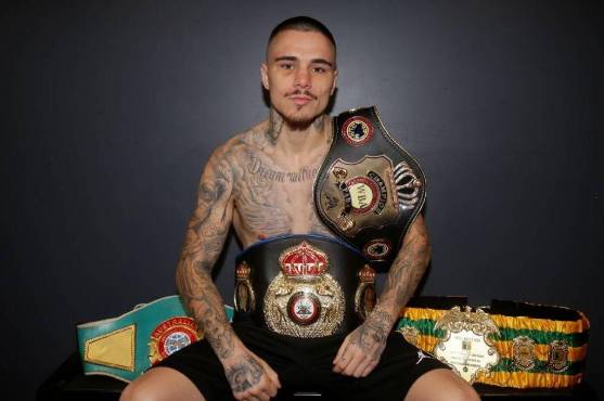 George Kambosos con algunos de los cinturones ganados en su carrera como boxeador profesional.