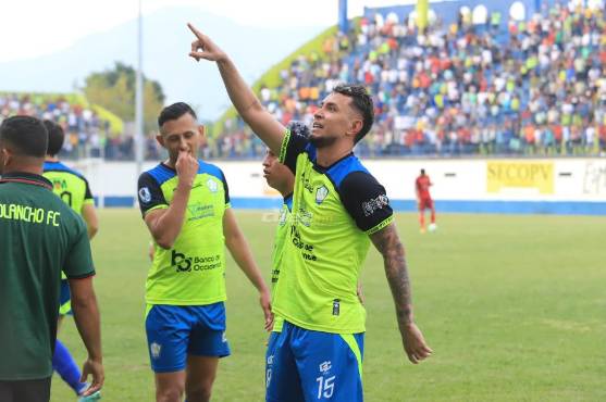 Erick Andino puso a vibrar a la afición olanchana. Él anotó los dos goles del partido. FOTO: Marvin Salgado