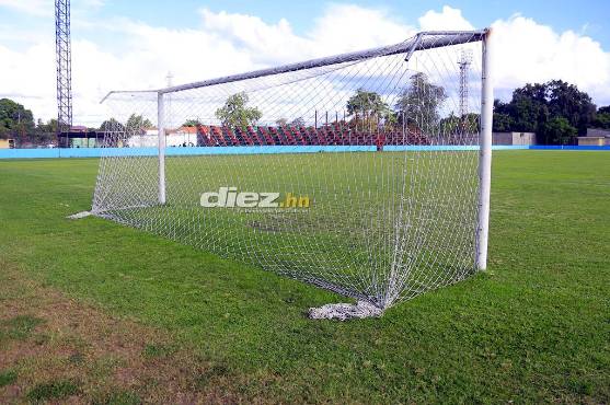 La cancha del Rub[en Deras est[a en excelentes condiciones para albergar este encuentro.