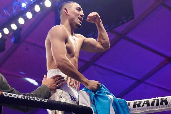 Teófimo López con la bandera de Honduras en mano luego de la victoria ante Campa.