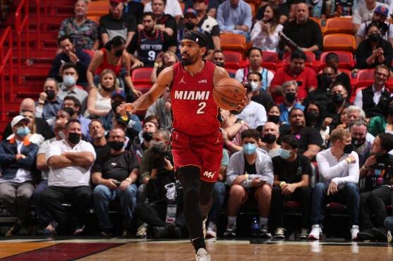 Gabe Vincent con el balón en su manos.