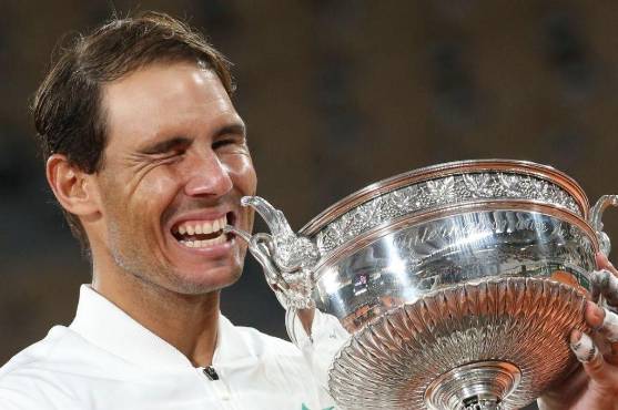 Rafael Nadal con el trofeo del Abierto de Australia